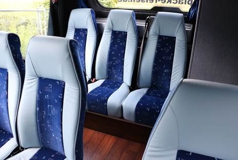 Eine Reihe blau-weißer Sitze in einem Bus