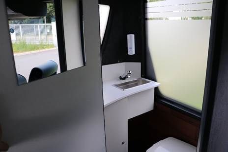 Ein Badezimmer mit Waschbecken, Toilette und Spiegel.