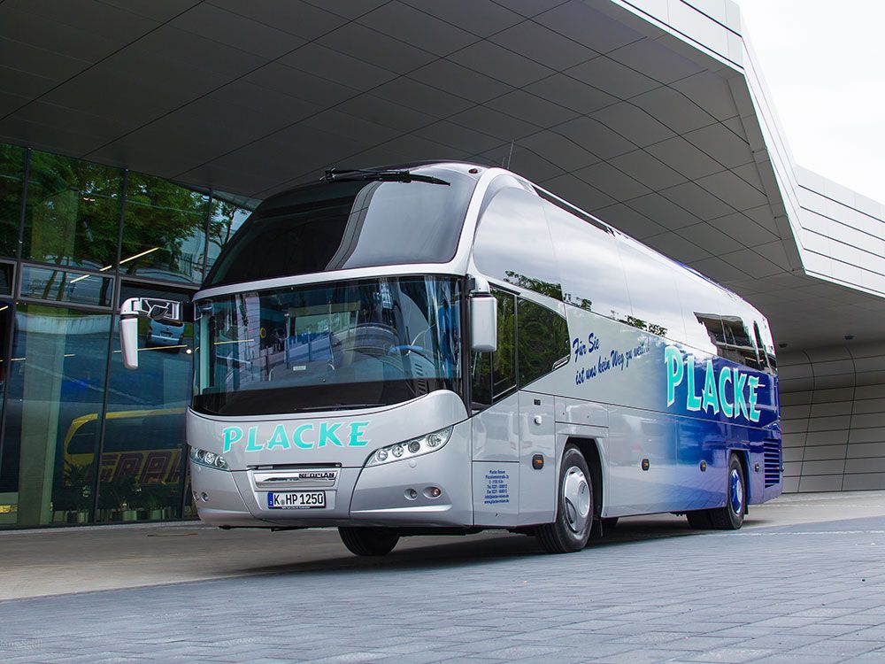 Ein Flecke-Bus steht vor einem Gebäude