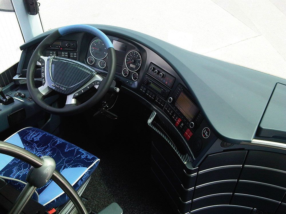 Der Innenraum eines Busses mit Lenkrad und Armaturenbrett