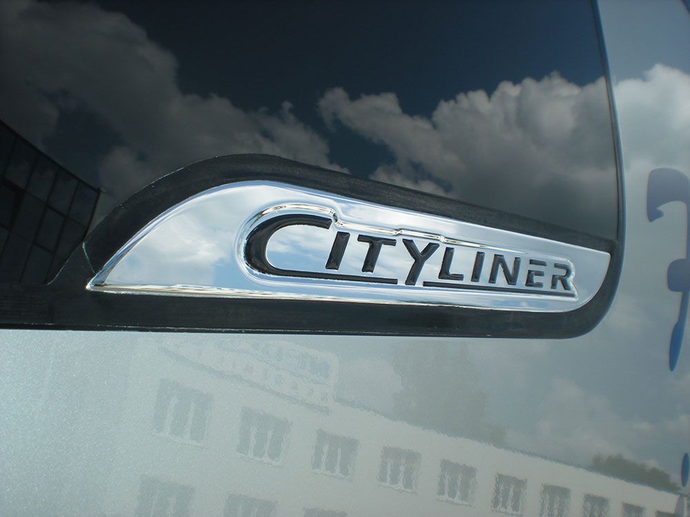 Das Wort Cityliner steht auf der Seite eines Autos