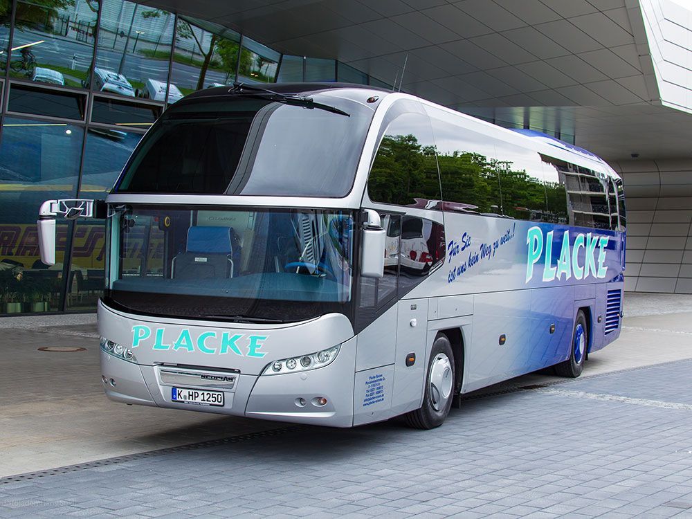 Ein Ortsbus steht vor einem Gebäude