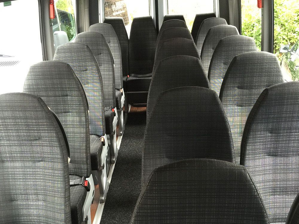 Das Innere eines leeren Busses mit schwarzen Sitzen