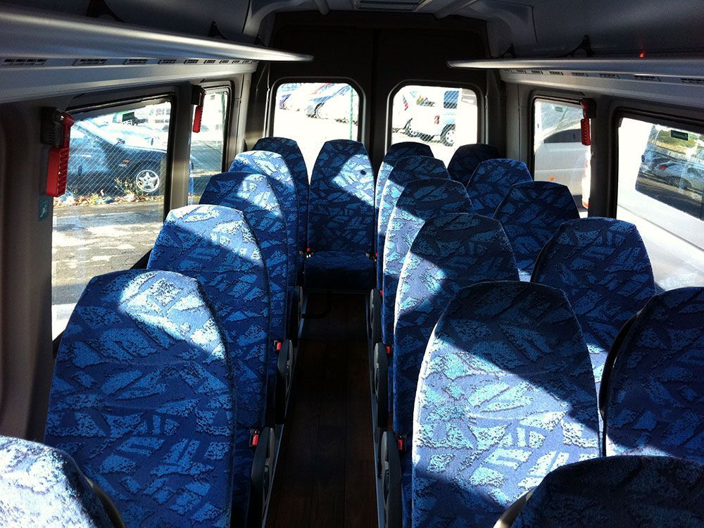 Das Innere eines Busses mit blauen Sitzen