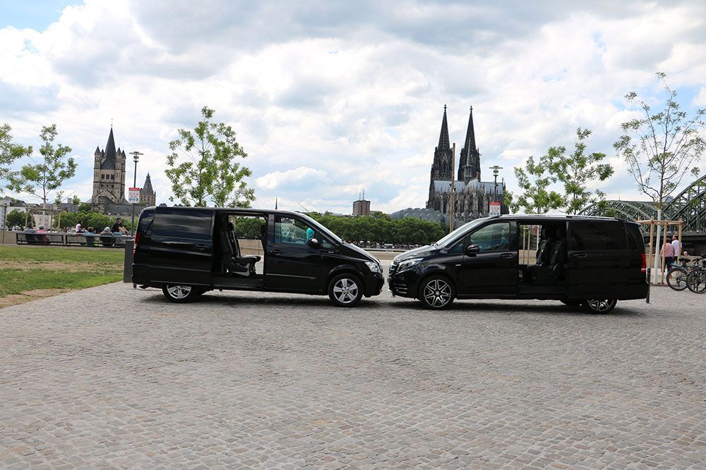 Zwei schwarze Lieferwagen stehen mit offenen Türen nebeneinander