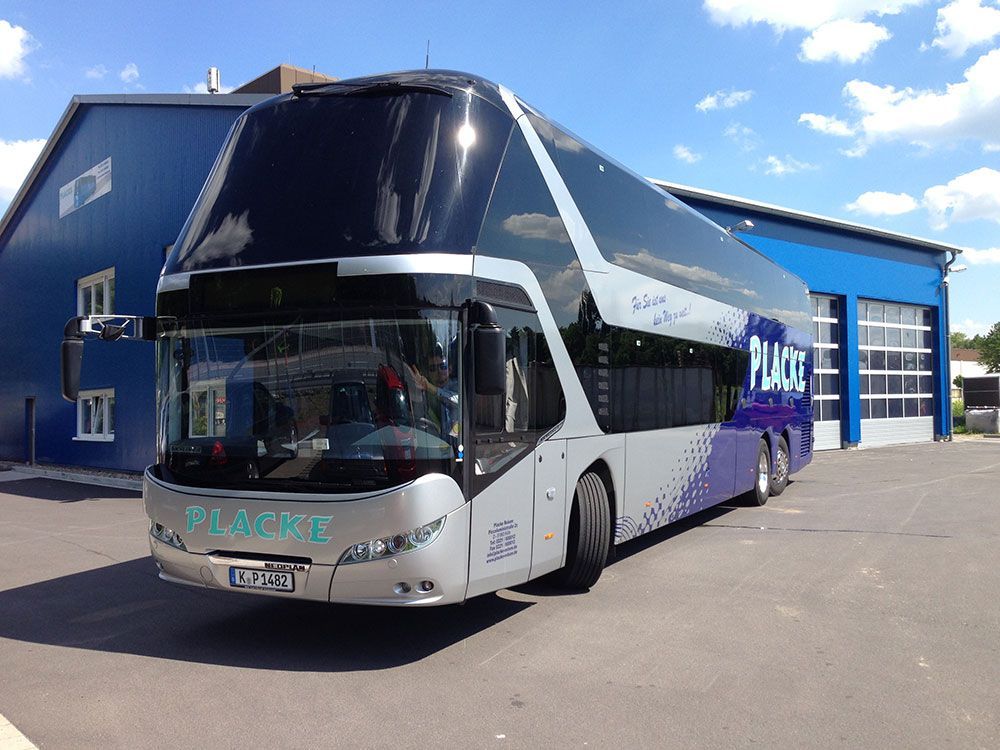 Ein Doppeldeckerbus mit dem Wort „Place“ auf der Seite