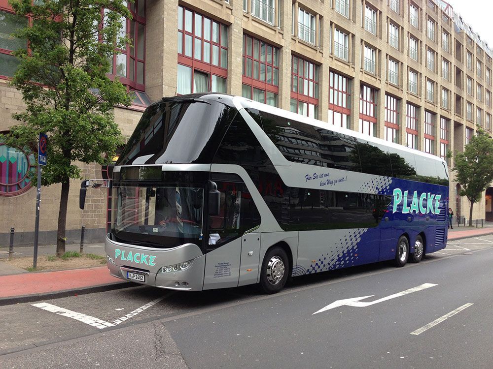 Ein Doppeldeckerbus mit dem Wort Placke auf der Seite