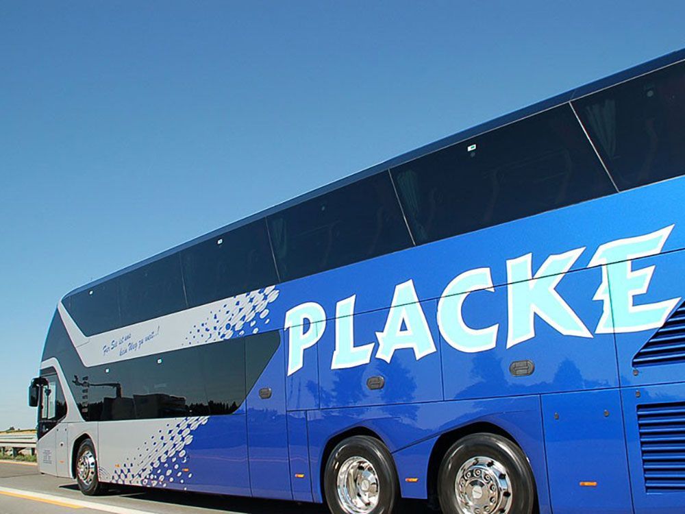 Ein blauer Bus mit dem Wort Placke auf der Seite