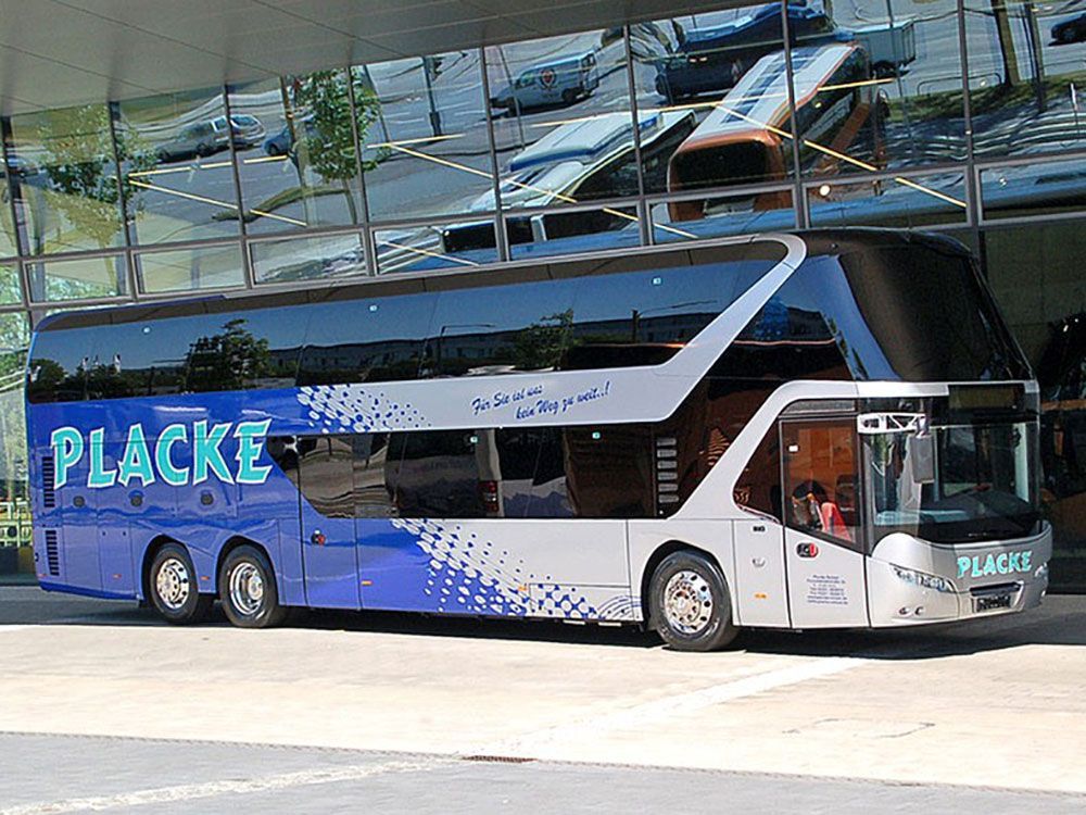 Ein Doppeldeckerbus mit dem Wort Placke auf der Seite