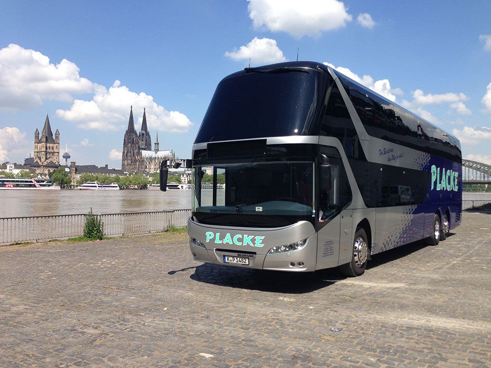 Ein Bus mit dem Wort Placke darauf