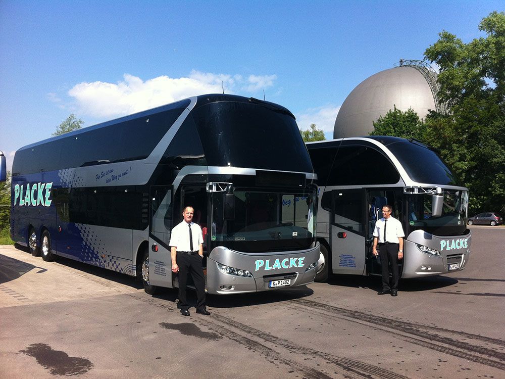 Zwei Plätze, an denen Busse nebeneinander geparkt sind