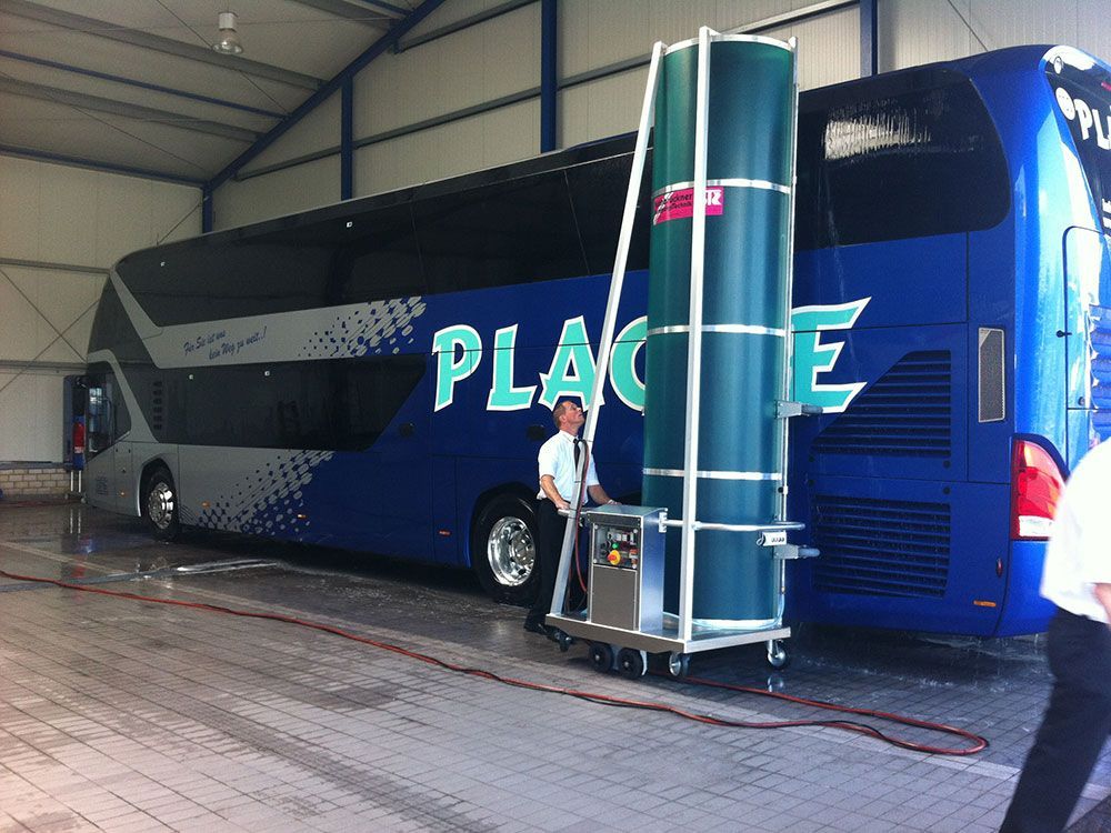 Ein blauer Bus mit dem Wort „Place“ auf der Seite