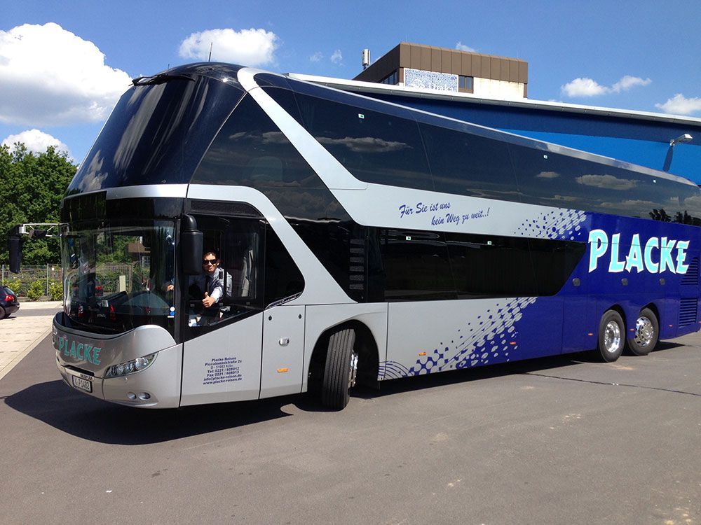 Ein Doppeldeckerbus mit dem Wort Placke auf der Seite