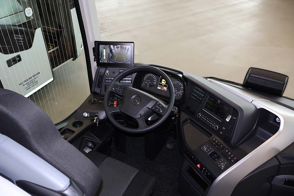 Das Innere eines Busses mit Lenkrad und Armaturenbrett