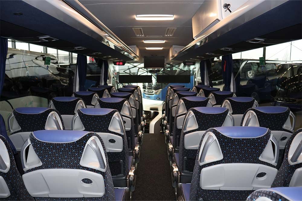 Das Innere eines Busses mit blauen und weißen Sitzen