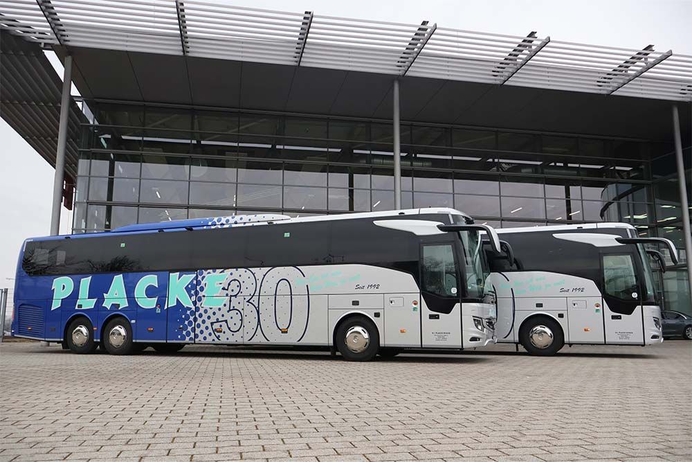 Ein blau-weißer Bus mit dem Wort Placke auf der Seite