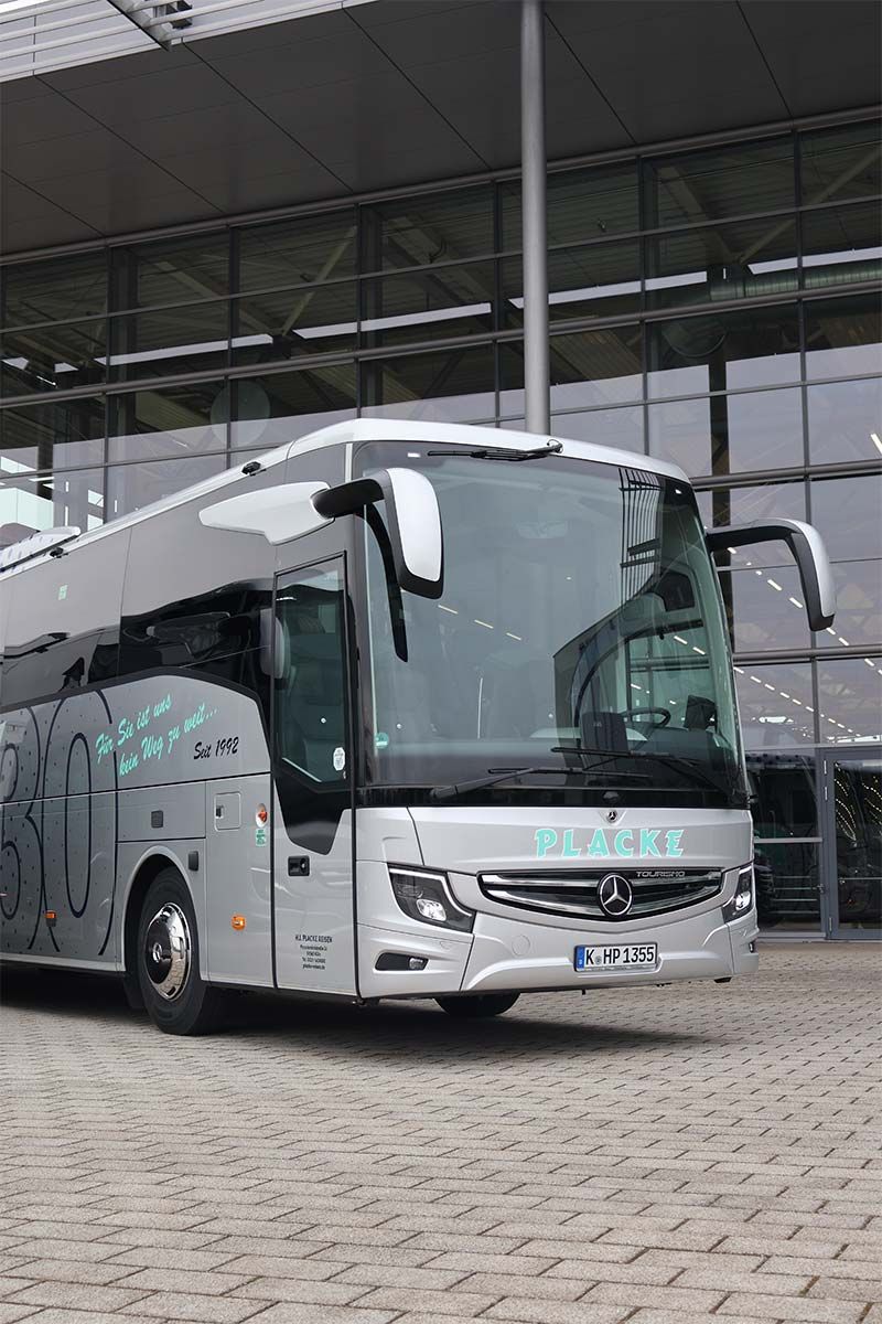 Ein Mercedes-Bus steht vor einem Gebäude