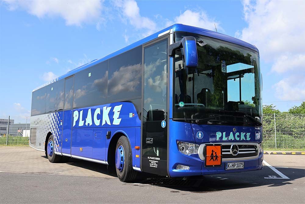 Ein blauer Placke-Bus steht auf einem Parkplatz