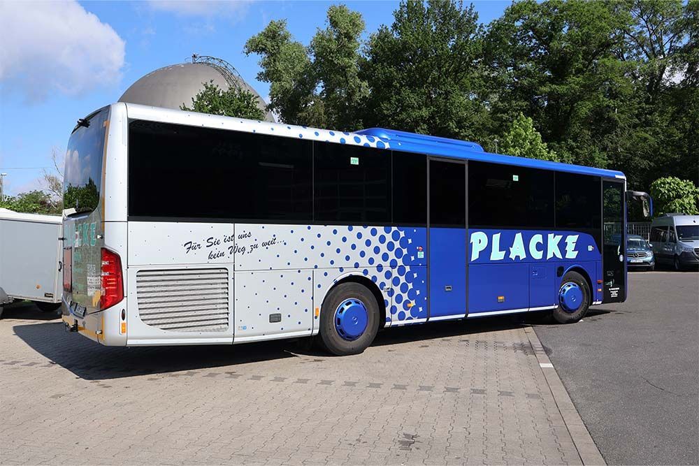 Ein blau-weißer Placke-Bus steht auf einem Parkplatz