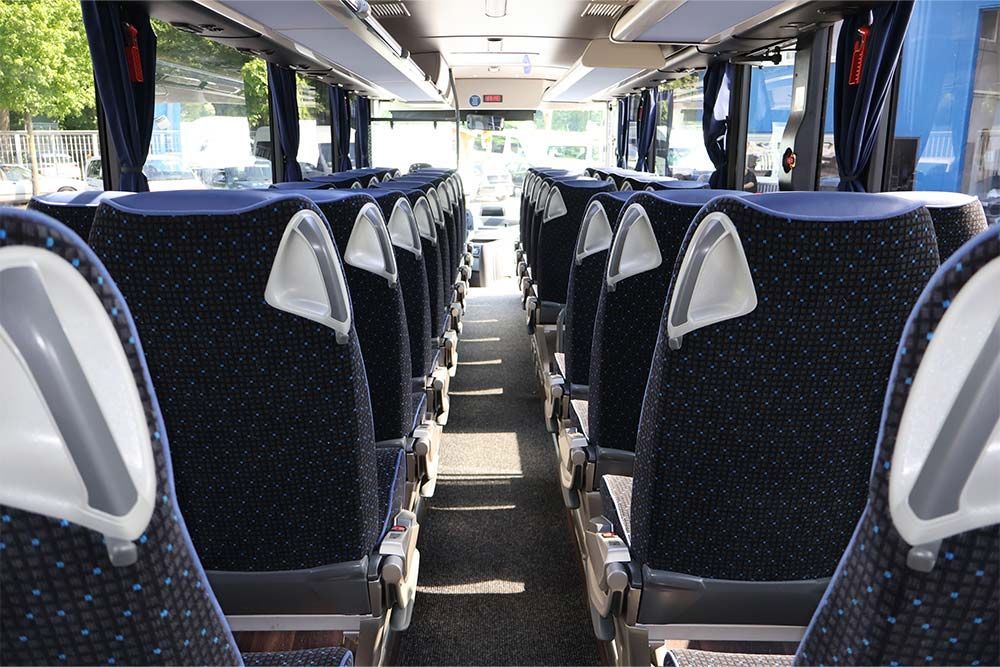 Das Innere eines Busses mit blauen und weißen Sitzen
