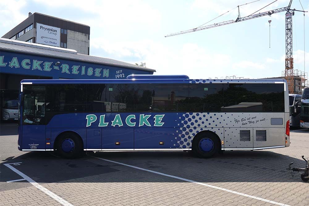 Ein blau-weißer Placke-Bus steht auf einem Parkplatz