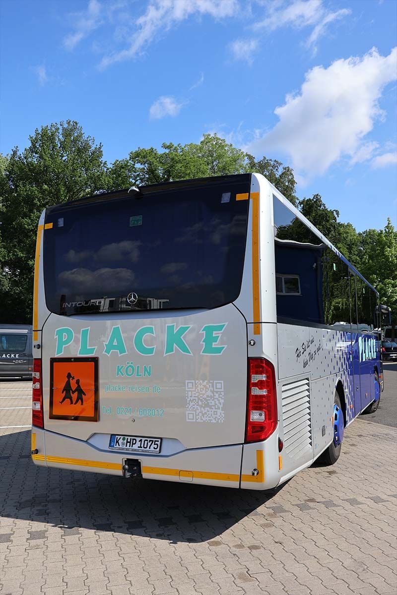 Ein blau-weißer Placke-Bus steht auf einem Parkplatz