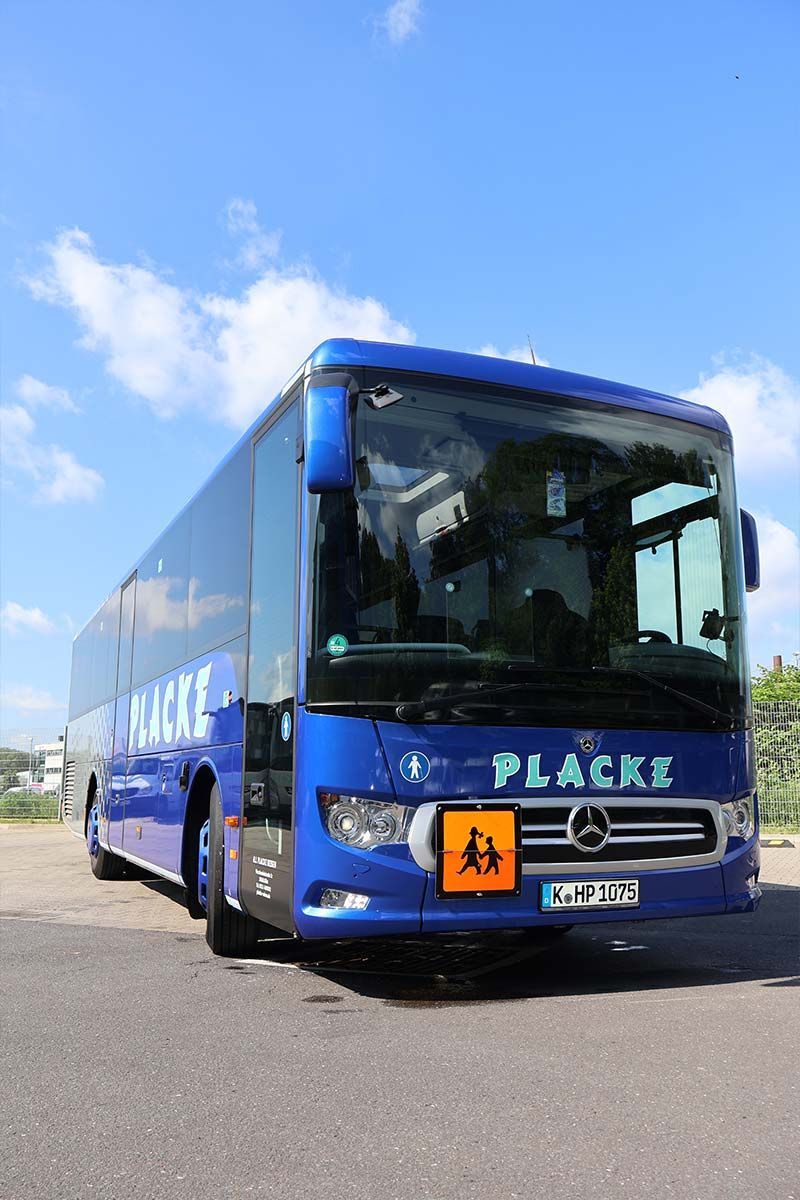 Ein blau gefleckter Bus steht am Straßenrand