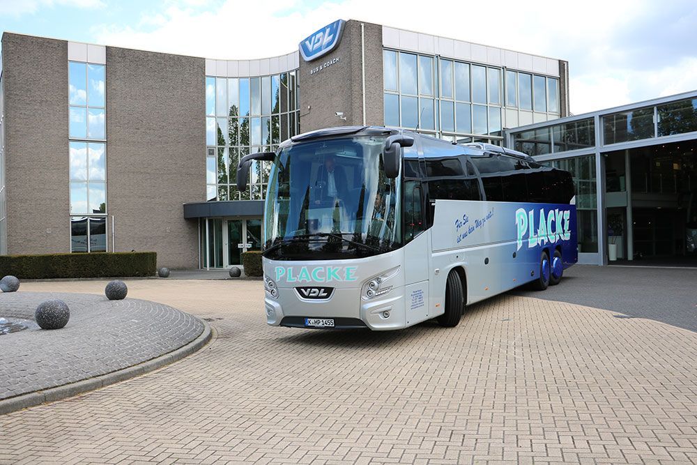 Ein Ortsbus steht vor einem großen Gebäude