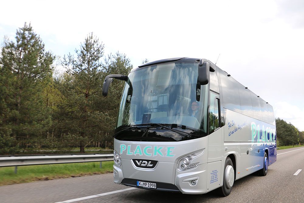 Ein Flecke-Bus fährt eine Autobahn entlang