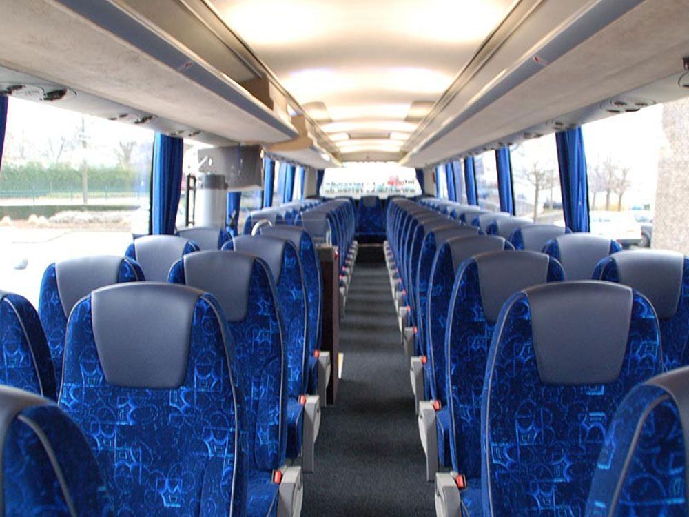 Das Innere eines Busses mit blauen Sitzen