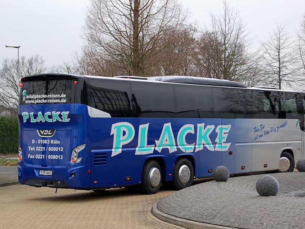 Ein blauer Placke-Bus steht auf einem Parkplatz