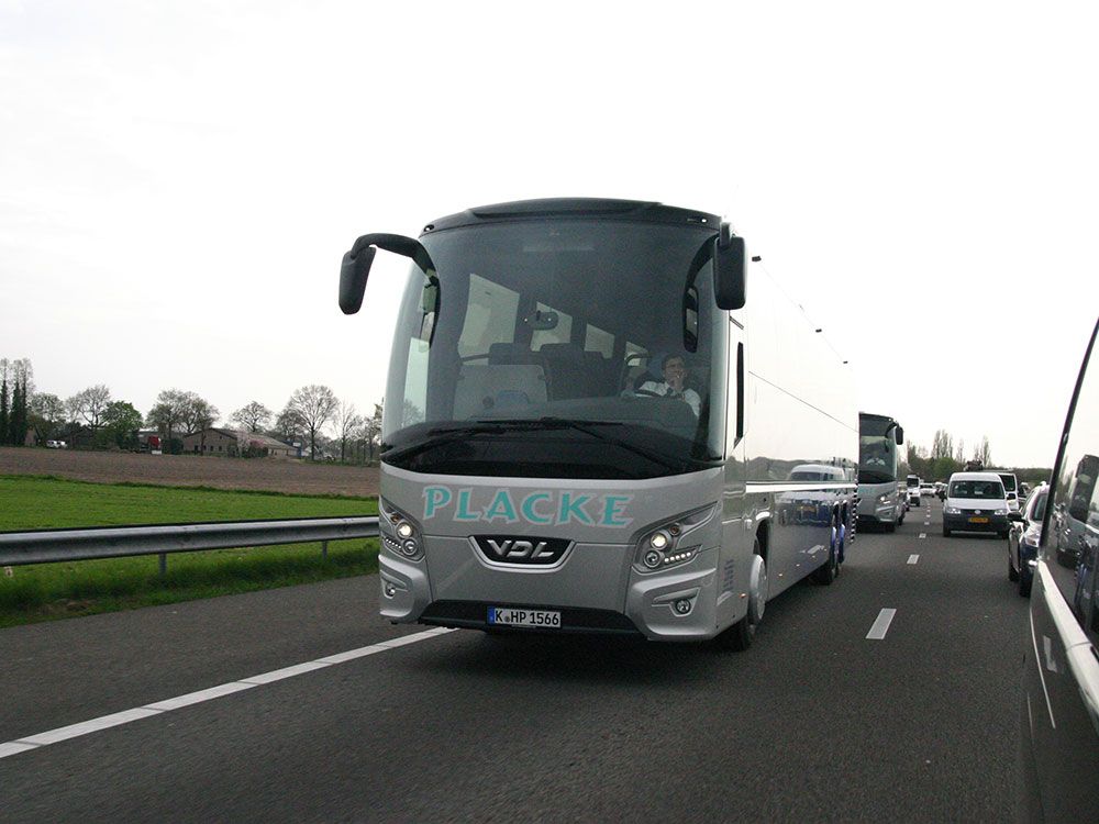 Ein Fleckt-Bus fährt eine Autobahn entlang