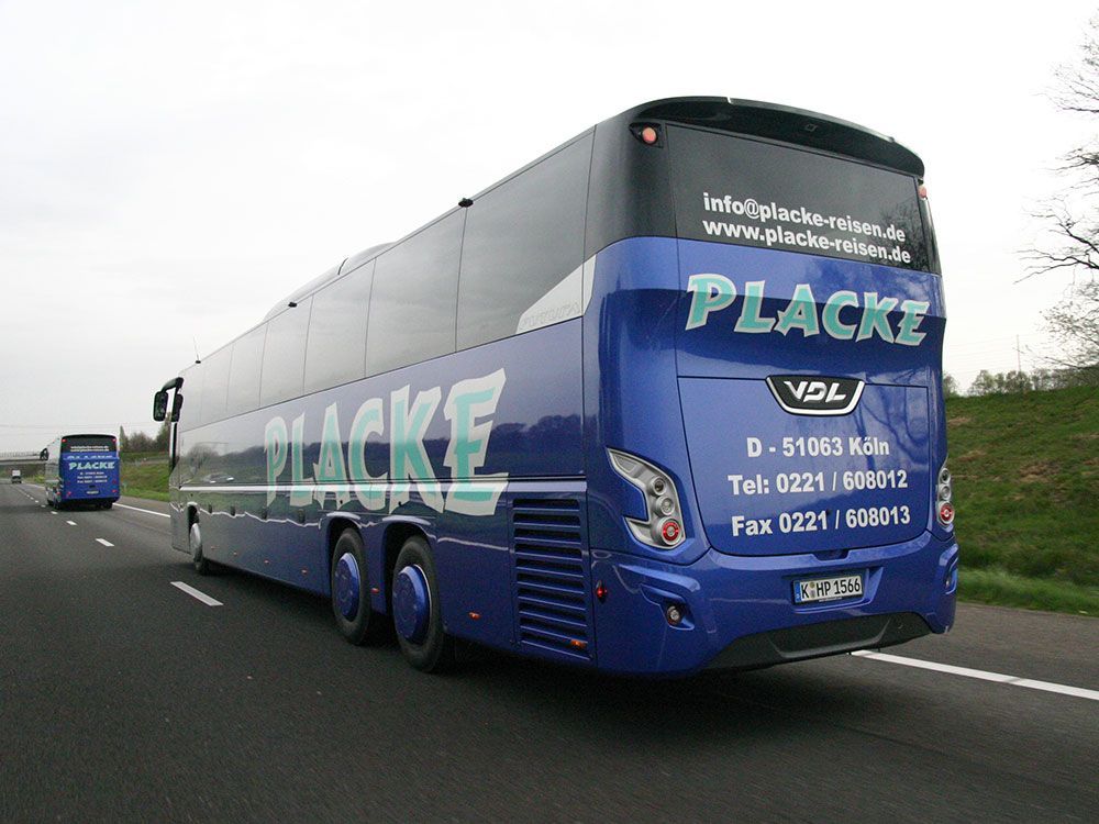 Ein blauer Bus mit dem Wort Placke darauf
