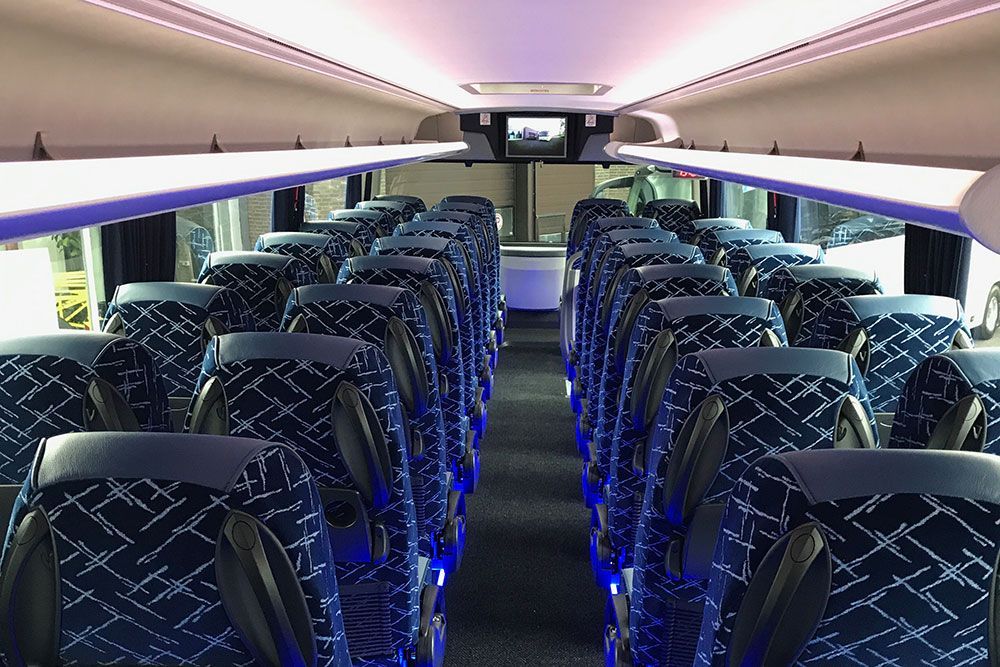 Das Innere eines Busses mit blauen und weißen Sitzen