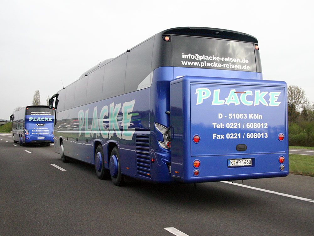 Ein blauer Placke-Bus fährt eine Autobahn entlang