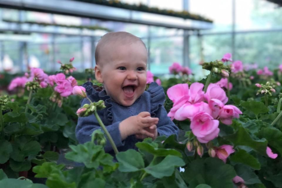 Baby mit Blumen herum bei der Gärtnerei Franz Böhmer