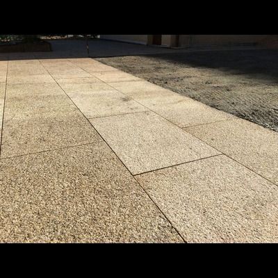 Un gros plan d'un trottoir avec beaucoup de carreaux dessus.