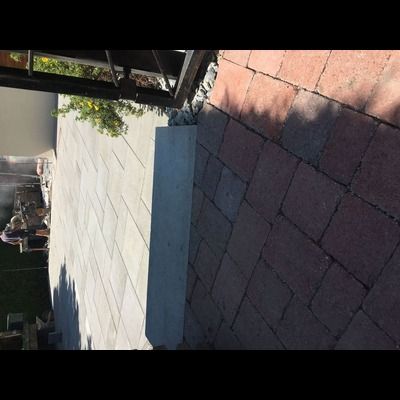 Une allée en briques avec un banc au milieu