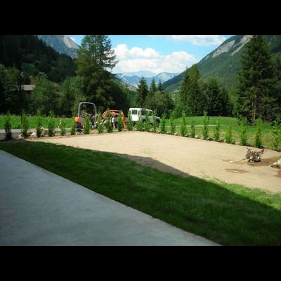 Une vue d'un champ vert luxuriant avec des montagnes en arrière-plan