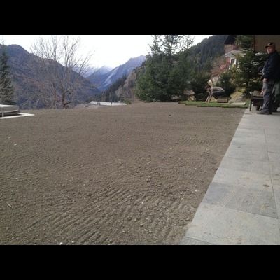 Une grande pelouse avec vue sur les montagnes en arrière-plan