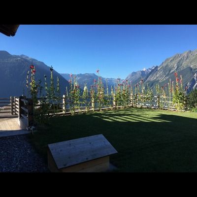 Une cour clôturée avec des montagnes en arrière-plan