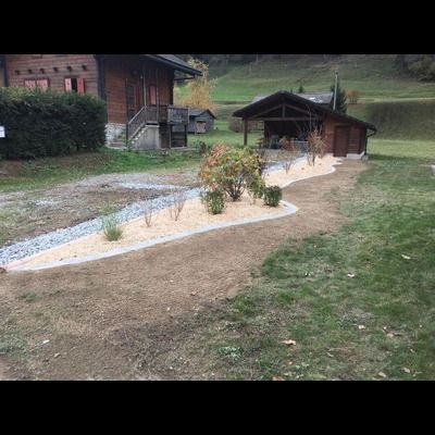 Il y a une maison en arrière-plan et un chemin qui y mène.