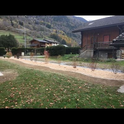 Il y a une maison en arrière-plan et un chemin qui y mène.