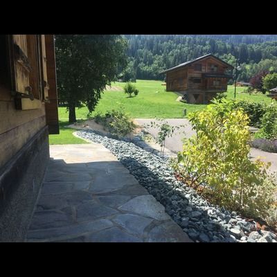 Un chemin de pierre menant à une maison dans les montagnes