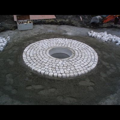 Un cercle de briques avec un trou au milieu