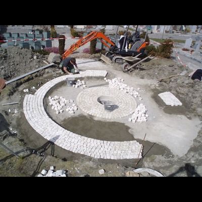 Un homme travaille sur un dessin circulaire dans la terre