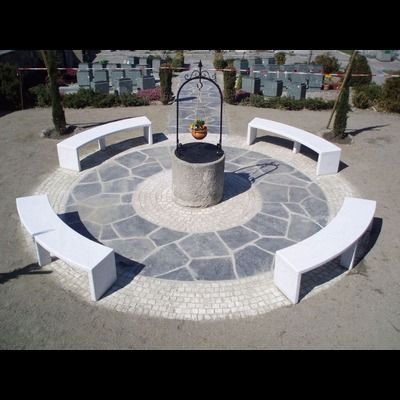 Un puits au milieu d'un cercle de bancs
