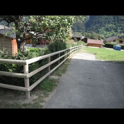 Une clôture en bois le long d'une route