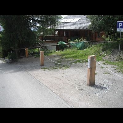 Un parking avec un panneau indiquant p dessus