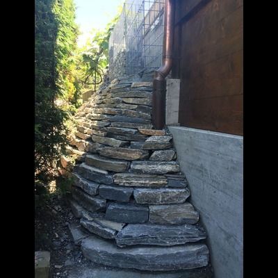 Un ensemble d'escaliers en pierre menant à un bâtiment.